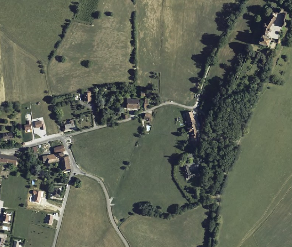 vue du chateau et du gite a gauche